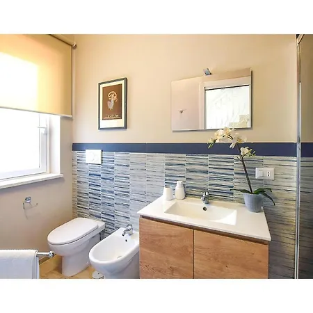 3 Bedroom Beautiful In פאלרנה