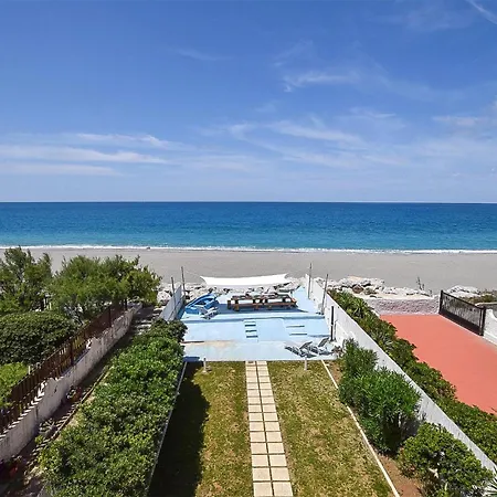 3 Bedroom Beautiful In פאלרנה